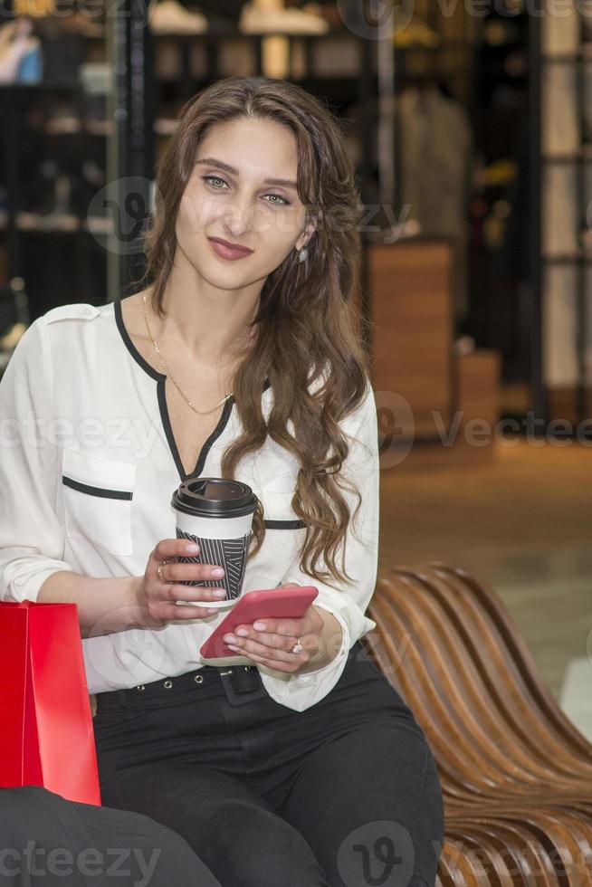 mooi jong in boodschappen doen winkelcentrum foto