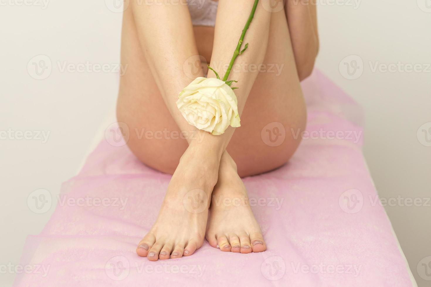 vrouw poten met wit roos foto