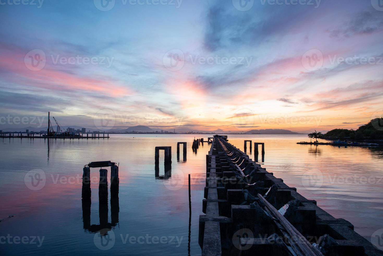 zonsopkomst gebroken brug van visser steiger Bij karpaal singh drijfveer, penang foto