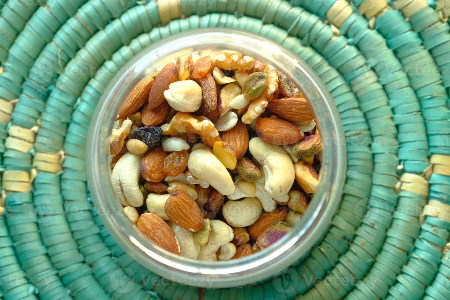 gemengde noten in een kom op blauwe placemat foto