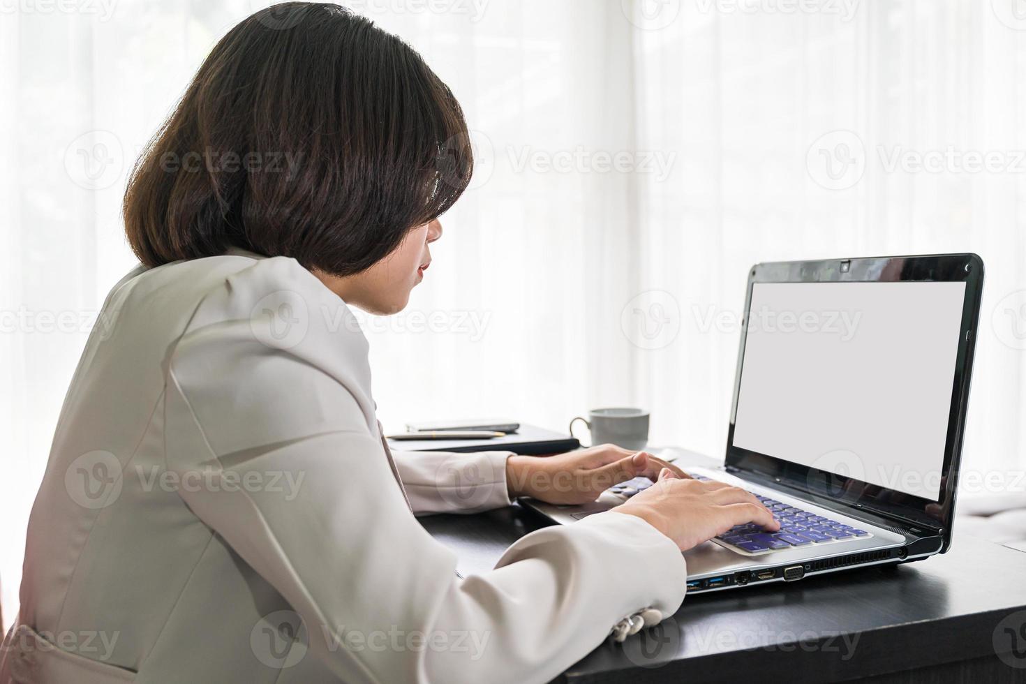 jong vrouw in slim gewoontjes slijtage werken Aan laptop foto