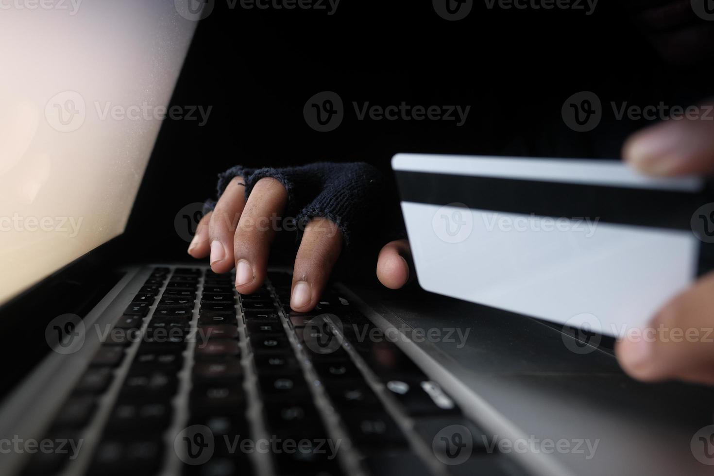 hacker hand stelen van gegevens van creditcard foto