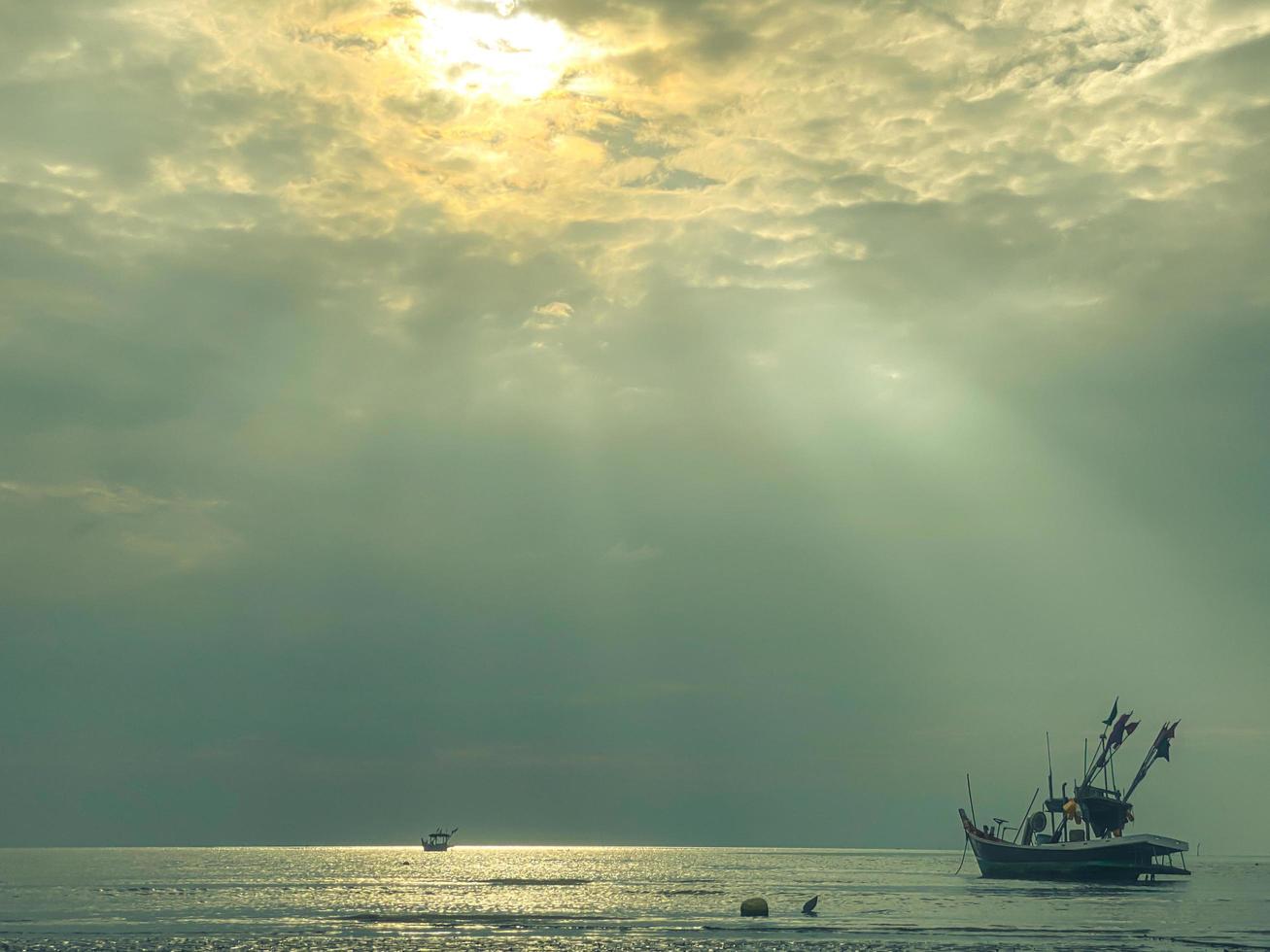 visvangst boten gedurende zonsondergang lucht Bij strand landschap, visvangst boten gedurende een zonsopkomst of zonsondergang, glinsterende van de zon Aan de wolken, de lucht en wolken hebben de macht naar inspireren gevoelens van ontzag of zich afvragen foto