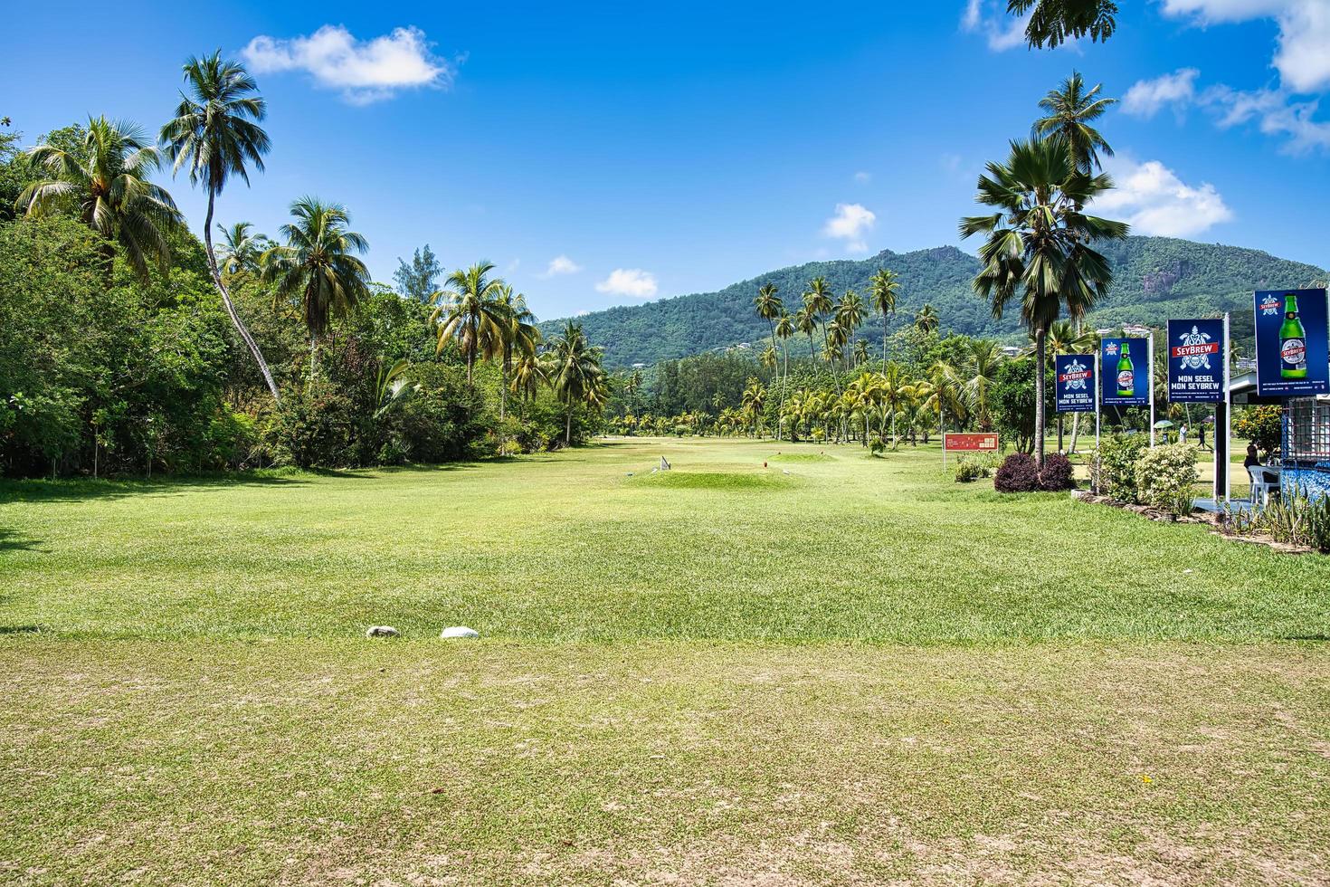 mahe Seychellen 05.03.2023 de 9 gaten golf rechtbank Aan mahe eiland Seychellen, Seychellen beer seybrew afzet bord Aan de kant foto