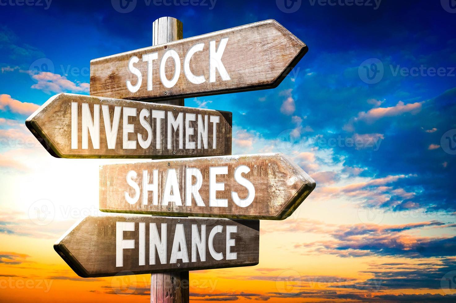 voorraad, investering, aandelen, financiën - houten wegwijzer met vier pijlen, zonsondergang lucht in achtergrond foto