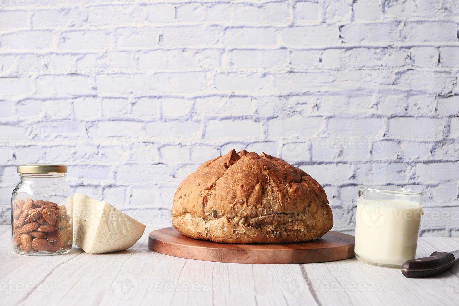 bruin brood, kaas en melk op neutrale achtergrond foto