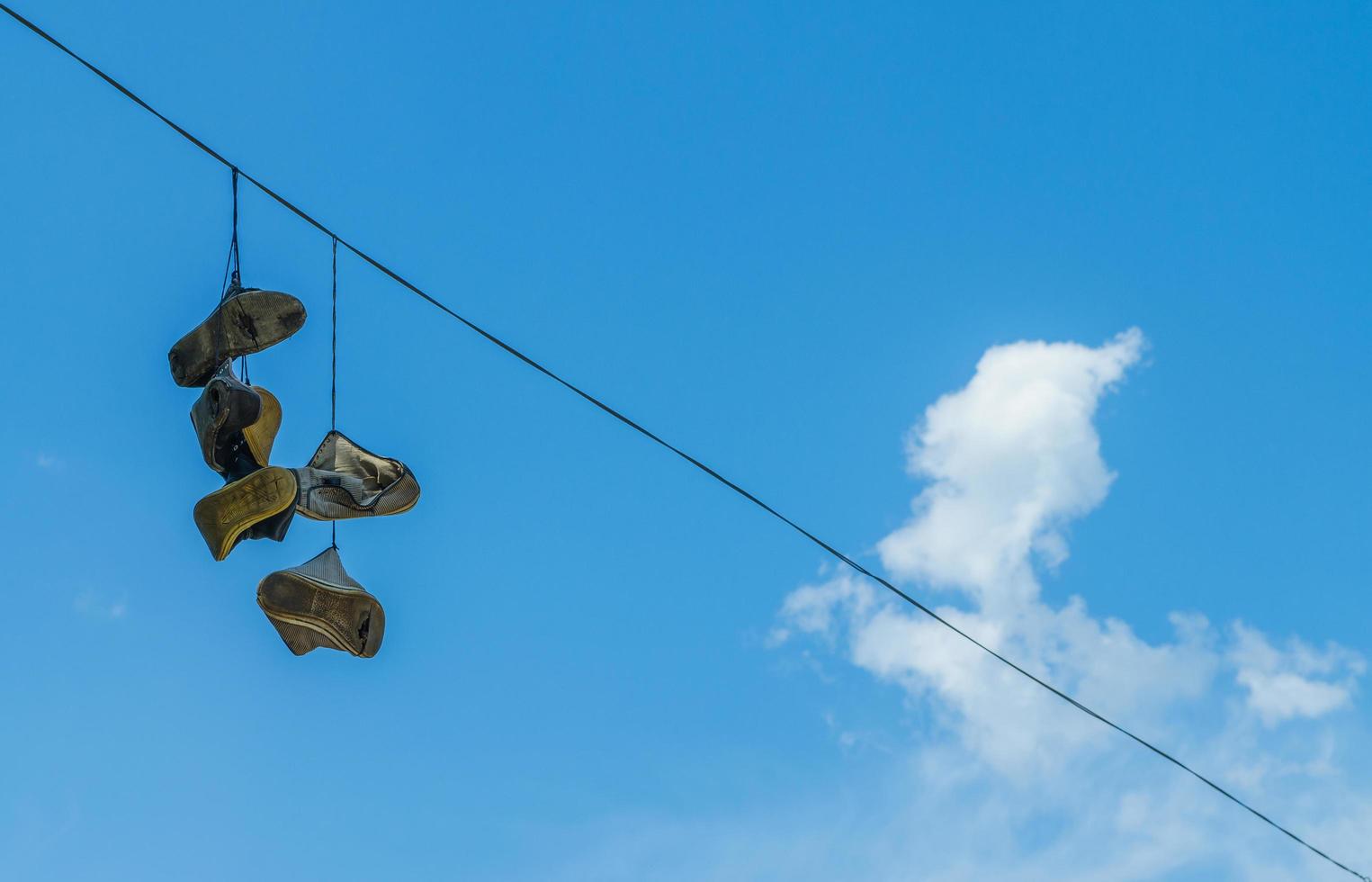 schoenen op de hoogspanningslijn foto