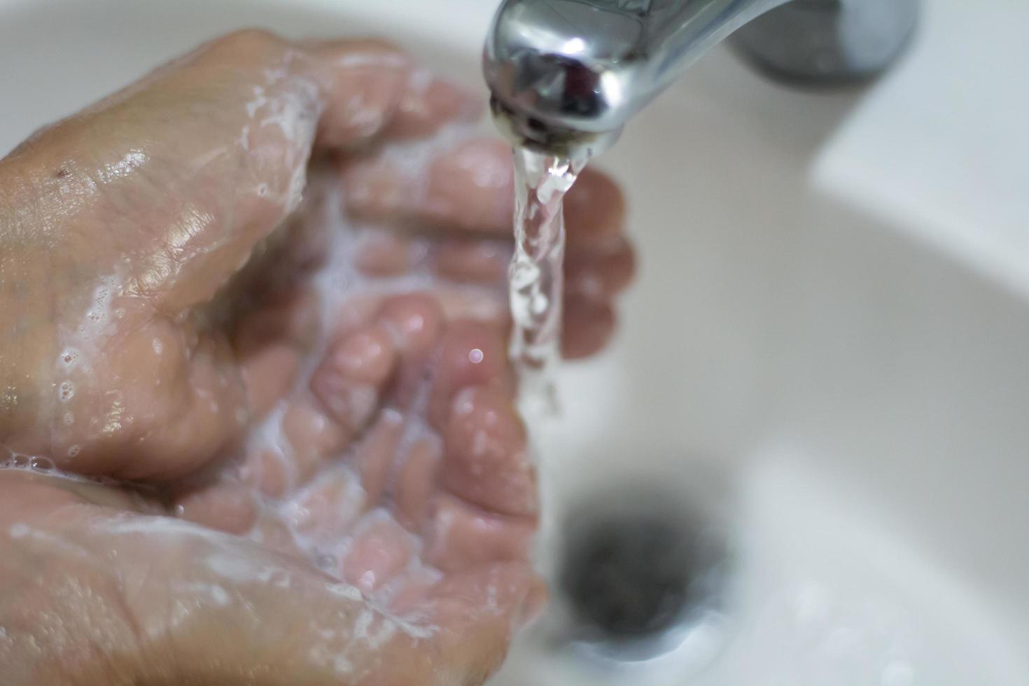 vrouw handen het wassen met zeep en water foto