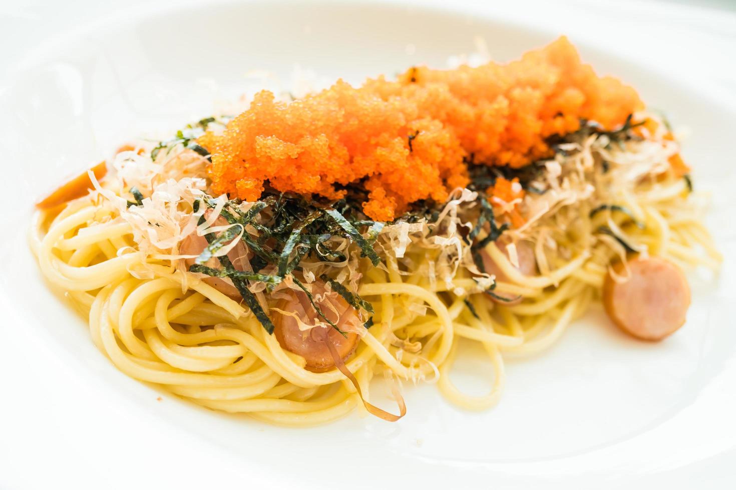 spaghetti met worst, garnalenei, zeewier, droge inktvis bovenop foto