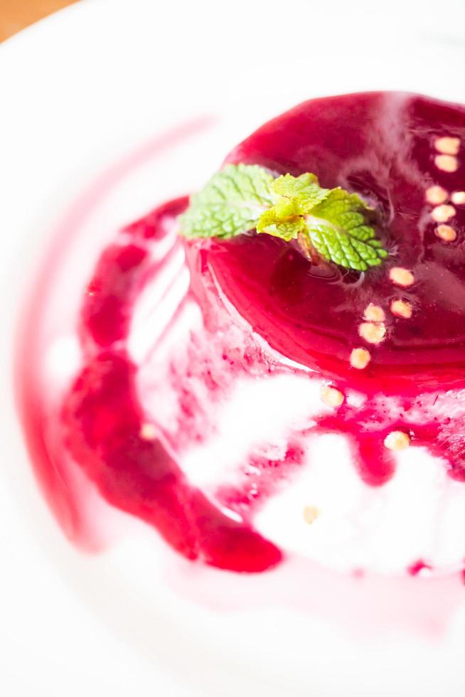 bessen en fruit panna cotta foto