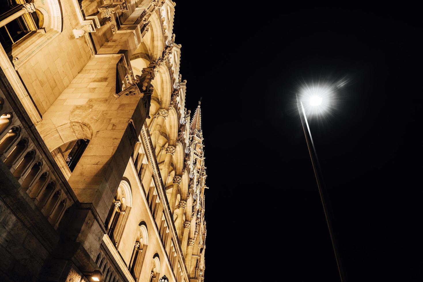het hongaarse parlement in boedapest aan de donau in de nachtverlichting van de straatlantaarns foto
