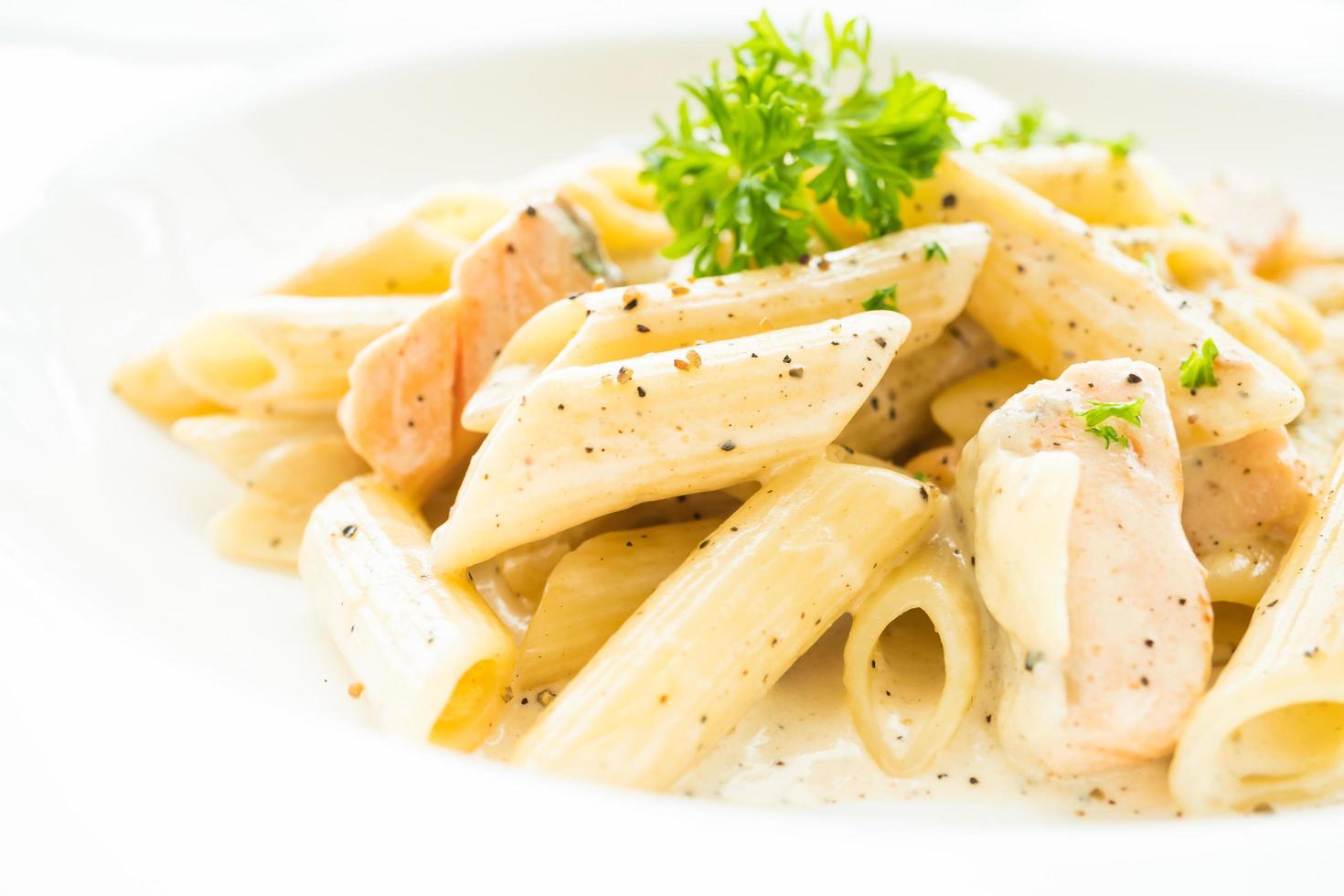 penne carbonara pasta met zalm foto