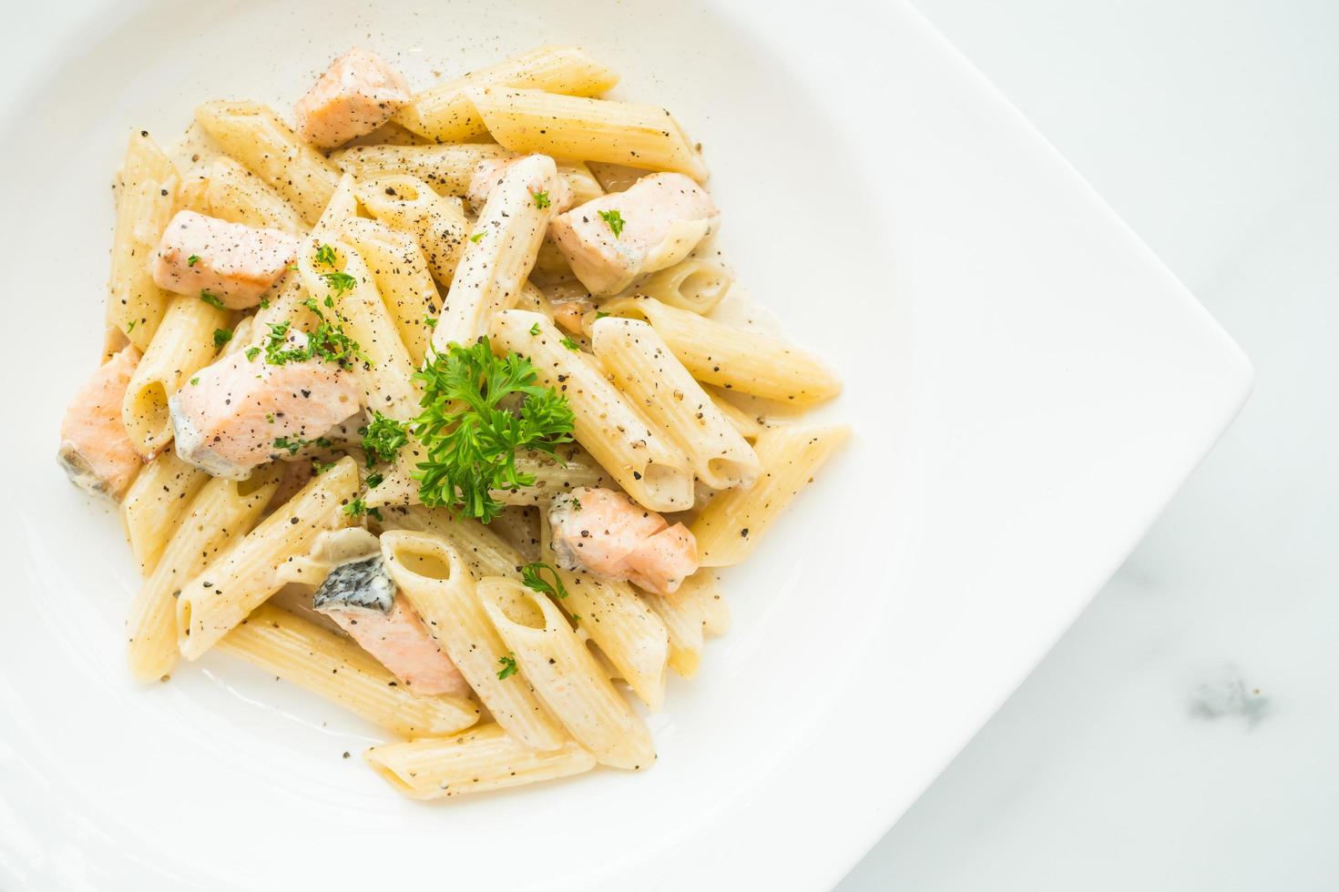 penne carbonara pasta met zalm foto