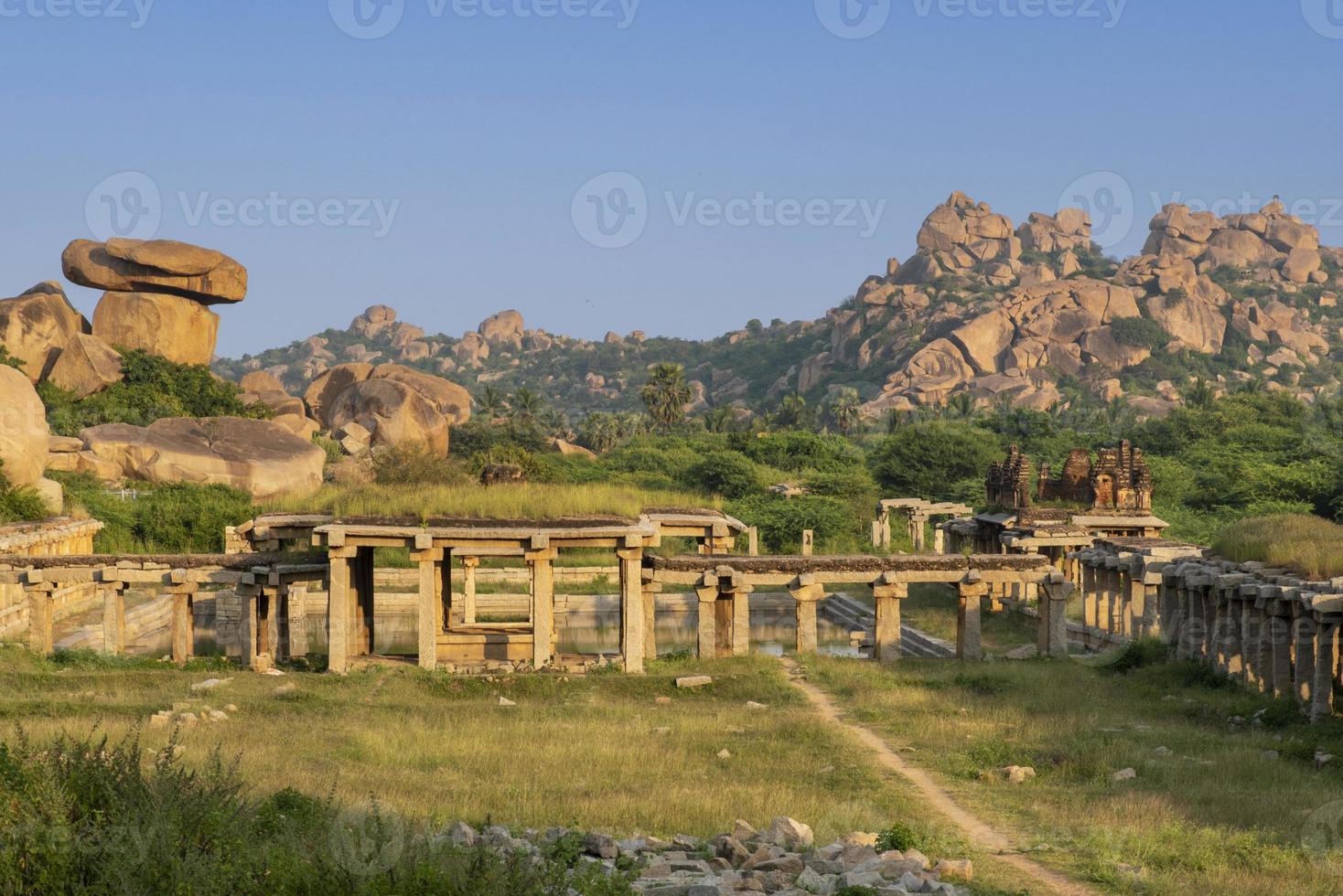 ruïnes van oud bazaar in voorkant van krishna tempel in hampi. foto