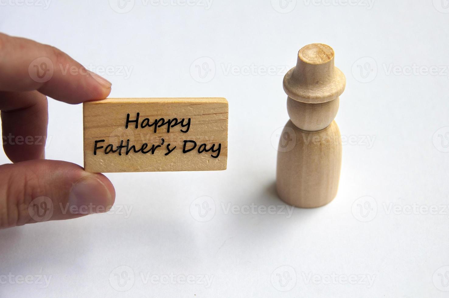 hand- Holding houten blok met tekst - gelukkig vader dag met houten pop Mens figuur. foto