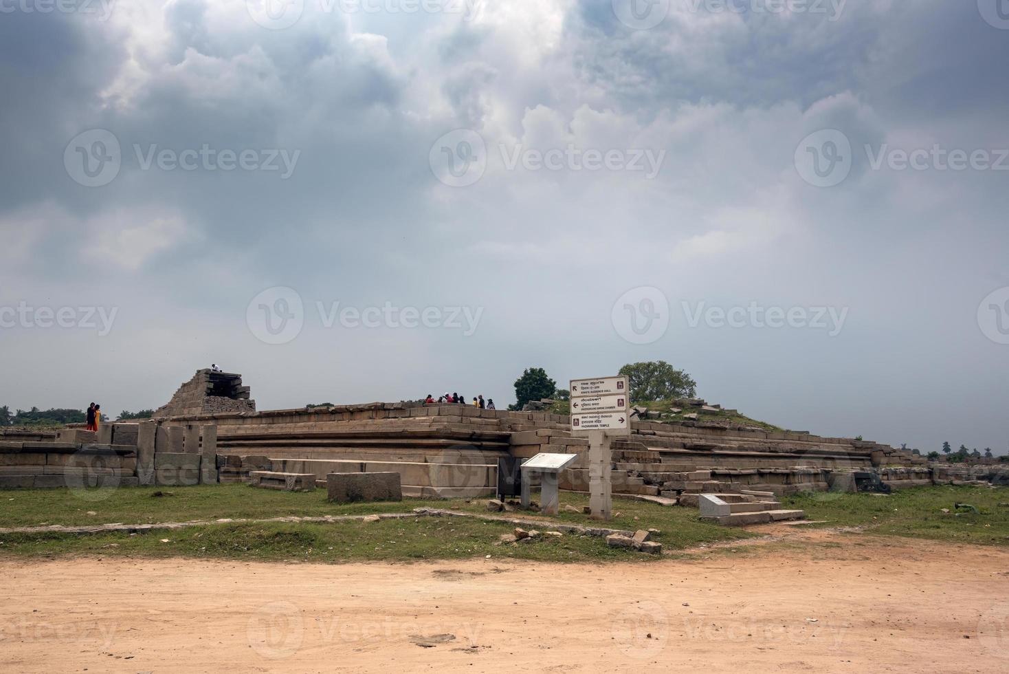 koning publiek hal of durbar hal in Koninklijk bijlage in hampi foto