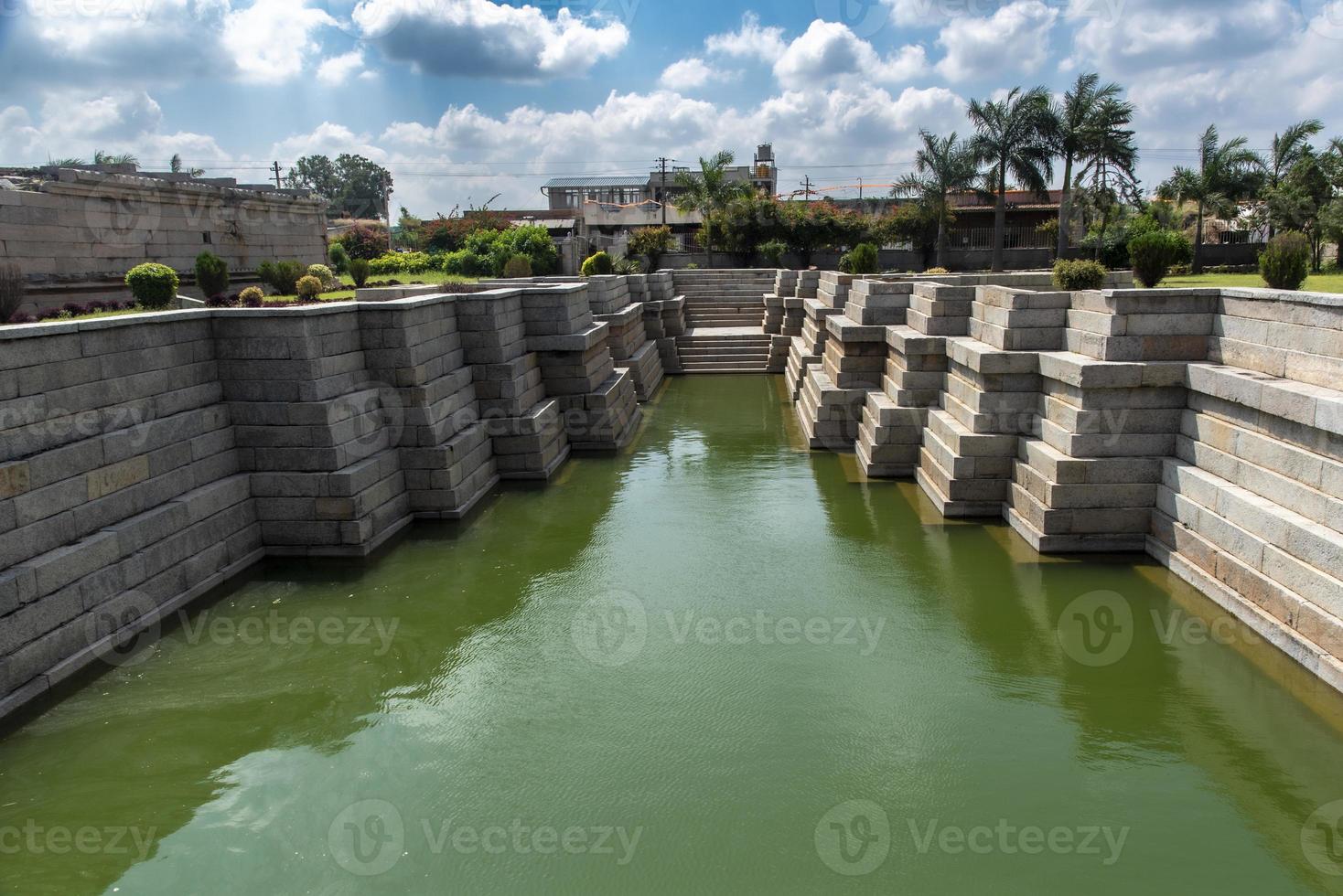 tempel vijver in de campus van mahadeva tempel, itagi, koppal, karnataka, Indië. foto