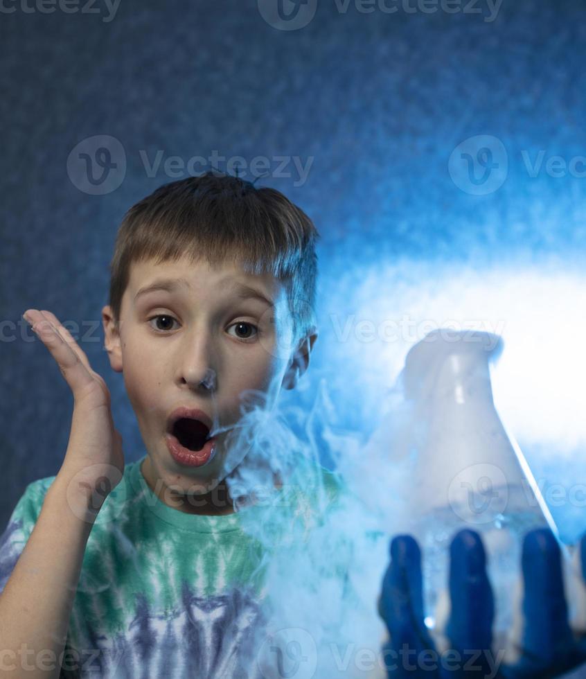 nieuw wetenschappelijk ontdekkingen. slim jongen wetenschapper schreeuwen in verrassing terwijl aan het doen chemisch experimenten in de laboratorium. onderwijs concept. opening. foto