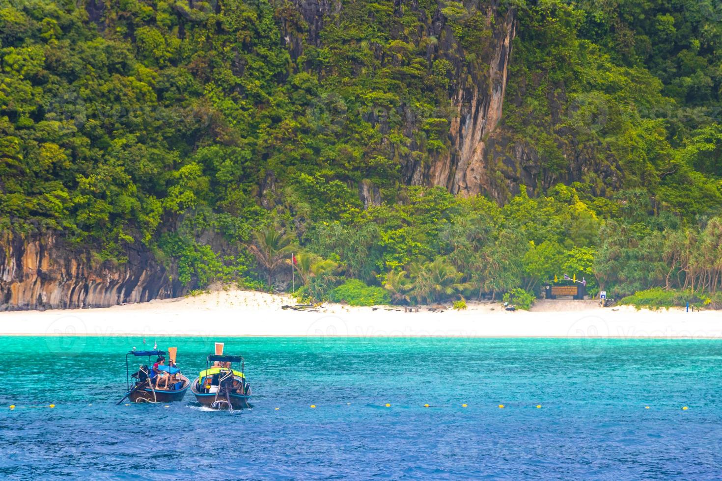 koh phi phi Thailand met lagune lange staart boten kalksteen rotsen. foto