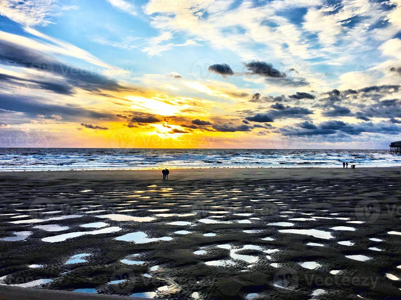 een visie van Blackpool genoegen strand Bij zonsondergang foto