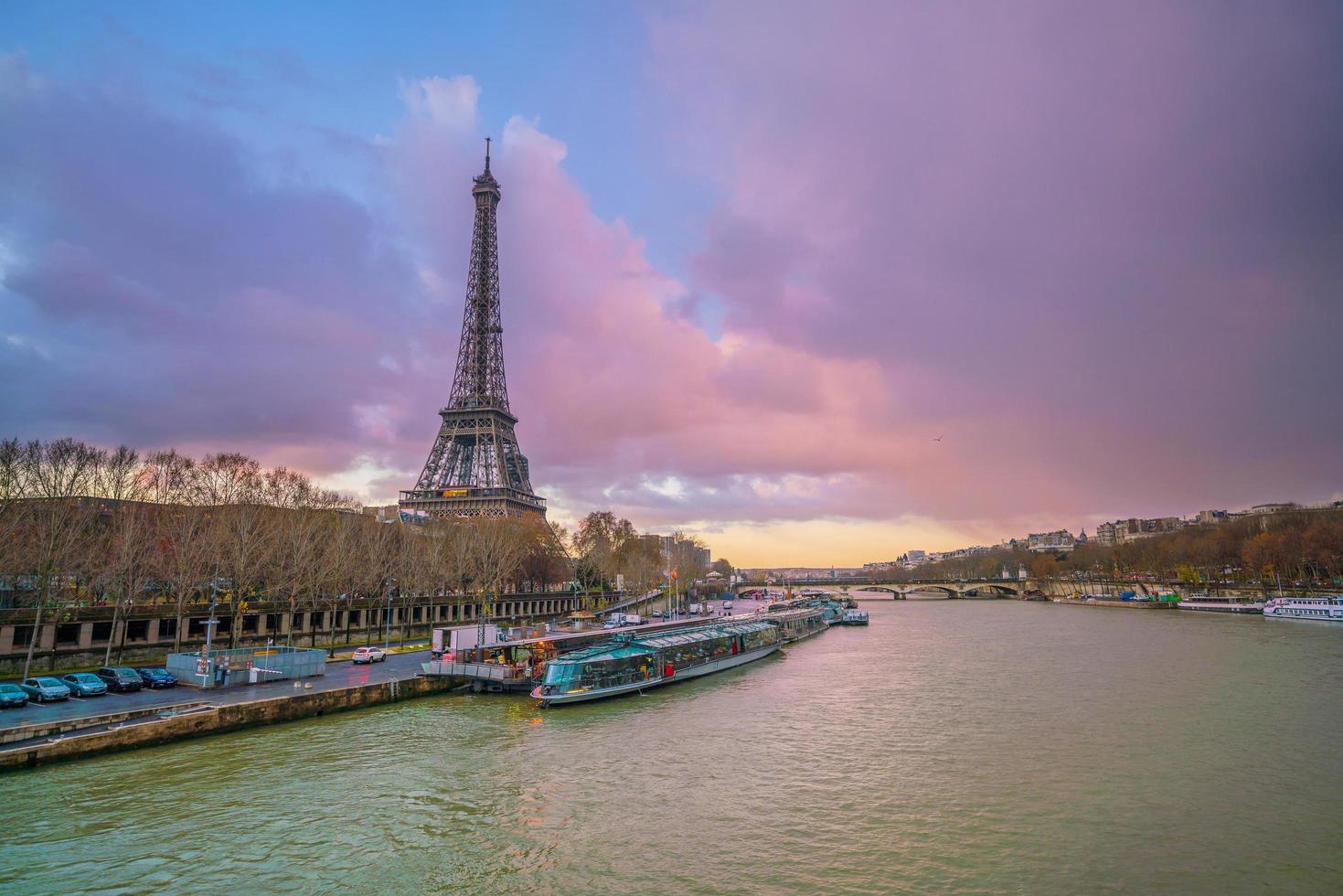 de Eiffeltoren en de rivier de Seine bij schemering in Parijs foto