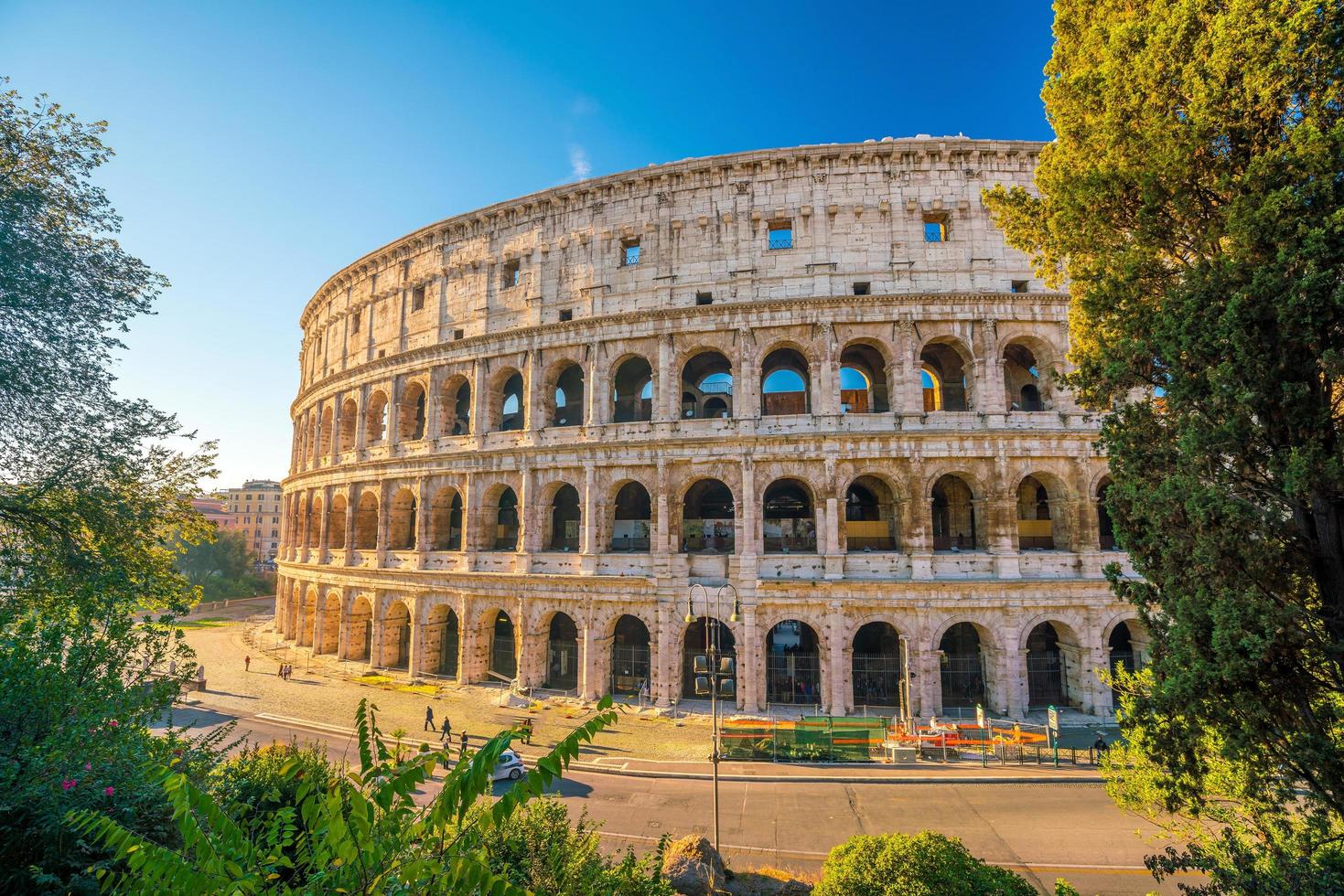 uitzicht op colosseum in rome met blauwe hemel foto