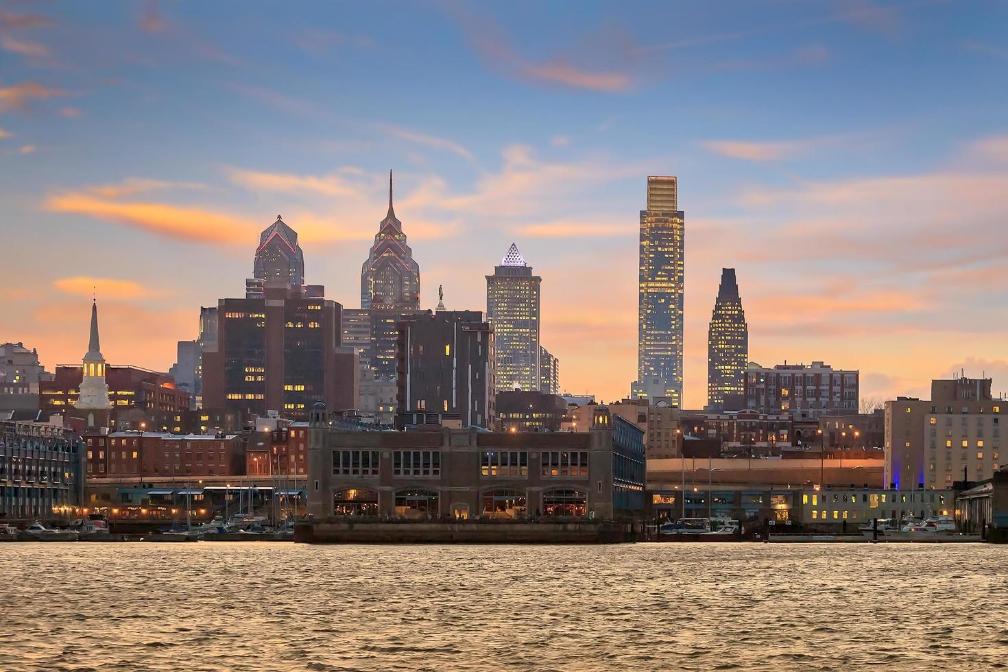 Philadelphia skyline en penn's landing bij schemering foto