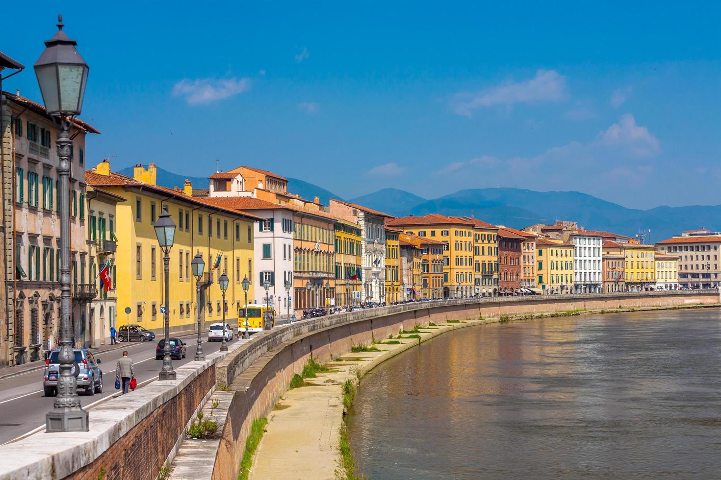 oude architectuur en rivier de arno foto