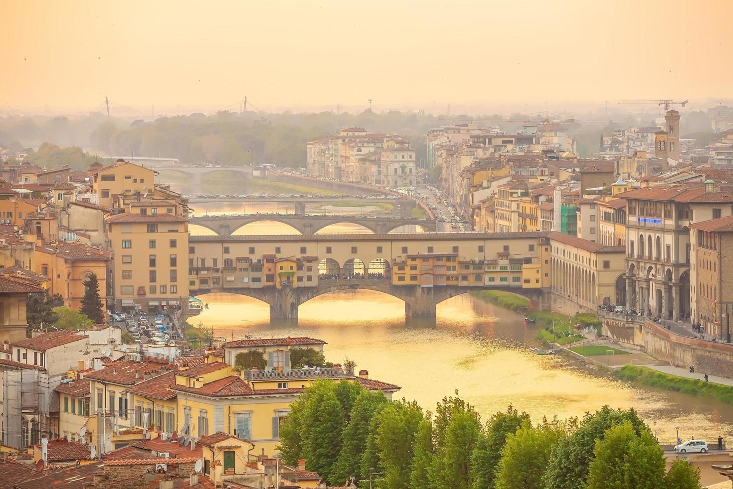 ponte vecchio en florence city downtown skyline stadsgezicht van italië foto