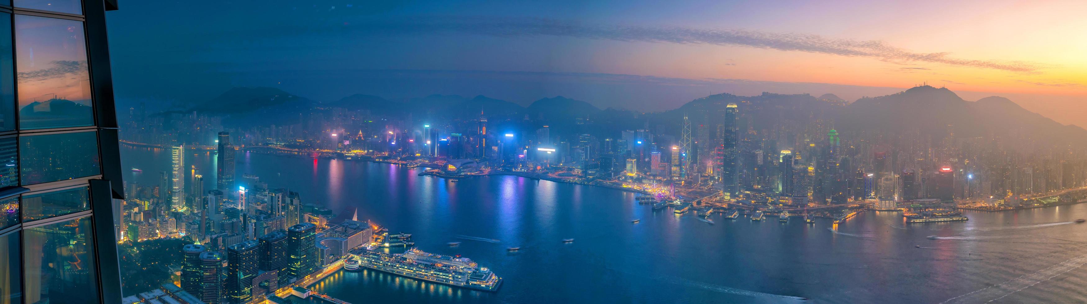 skyline van hong kong met uitzicht op de haven van victoria foto