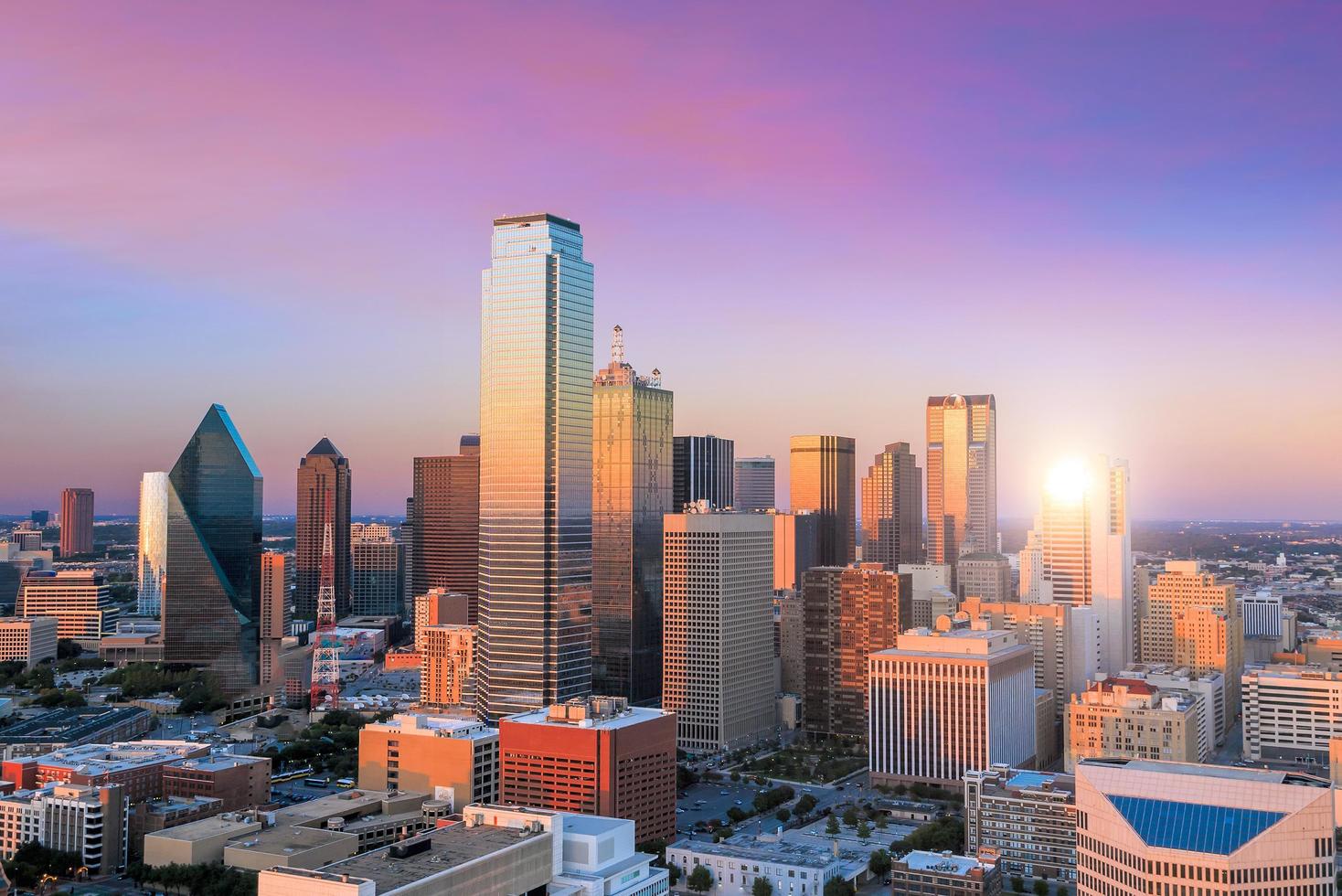 Dallas, Texas Cityscape met blauwe hemel bij zonsondergang foto
