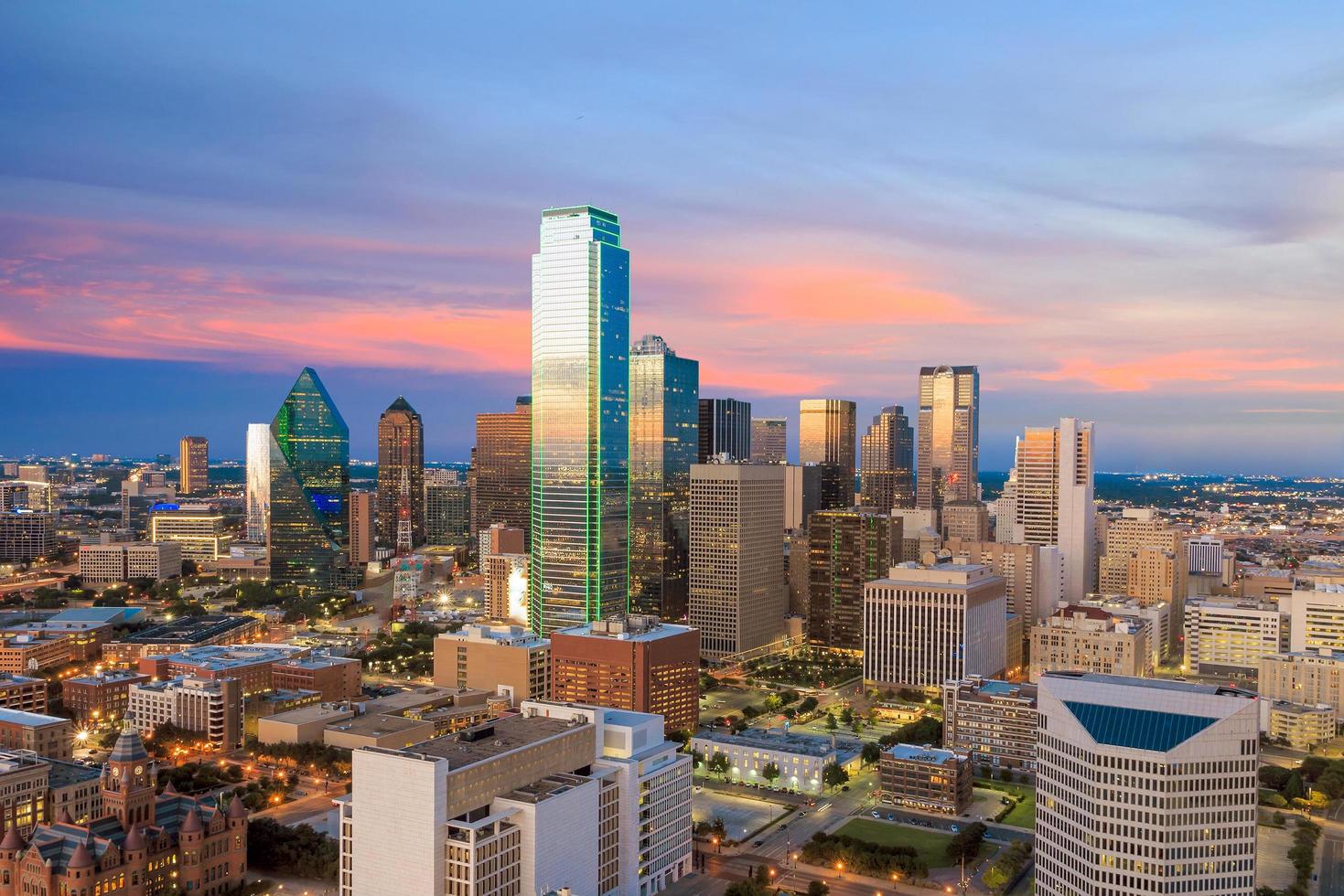 Dallas, Texas Cityscape met blauwe hemel bij zonsondergang foto