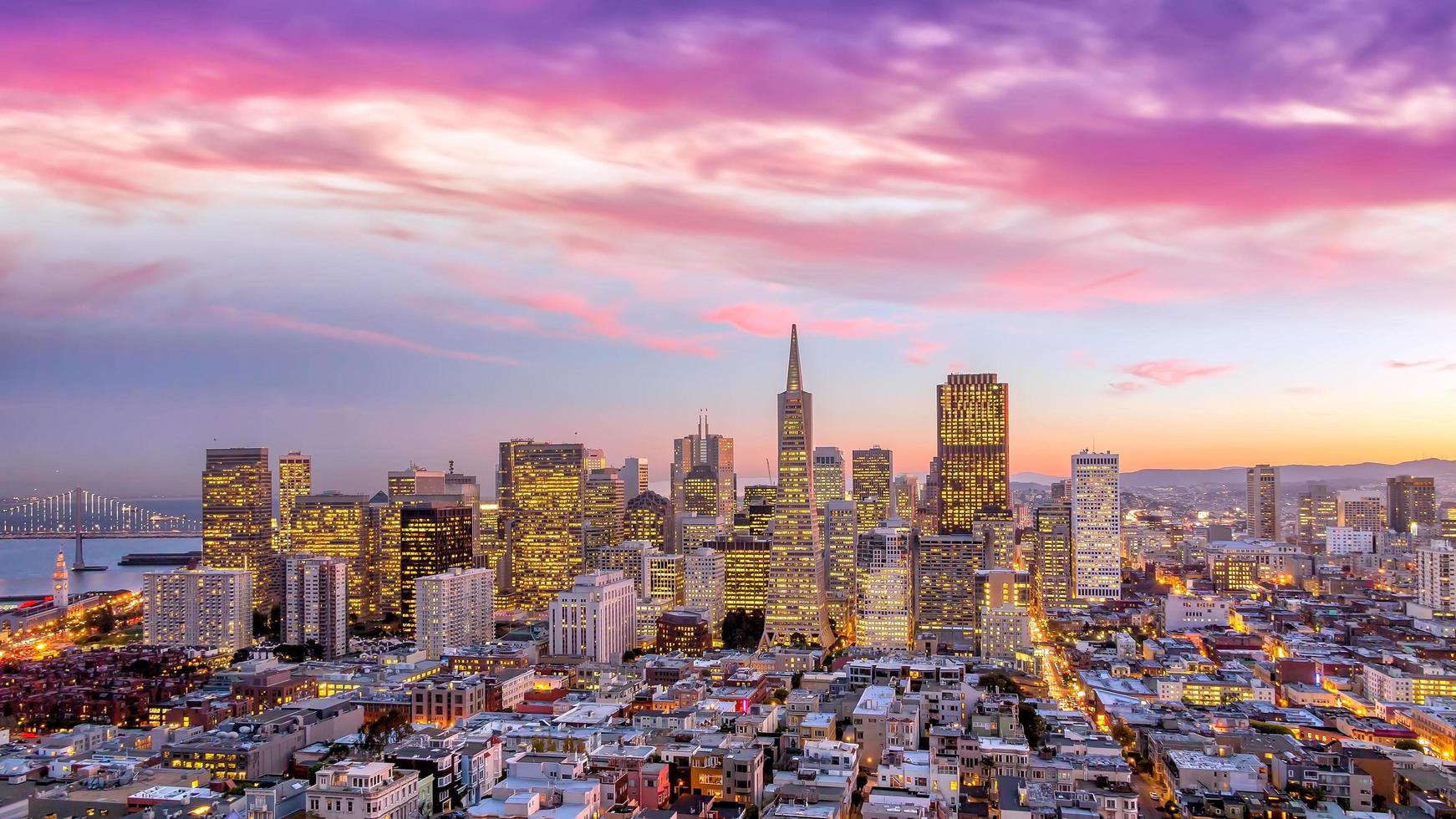 het centrum van San Francisco bij zonsondergang. foto