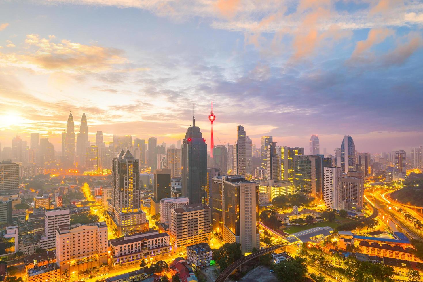 de skyline van de binnenstad van Kuala Lumpur bij schemering foto