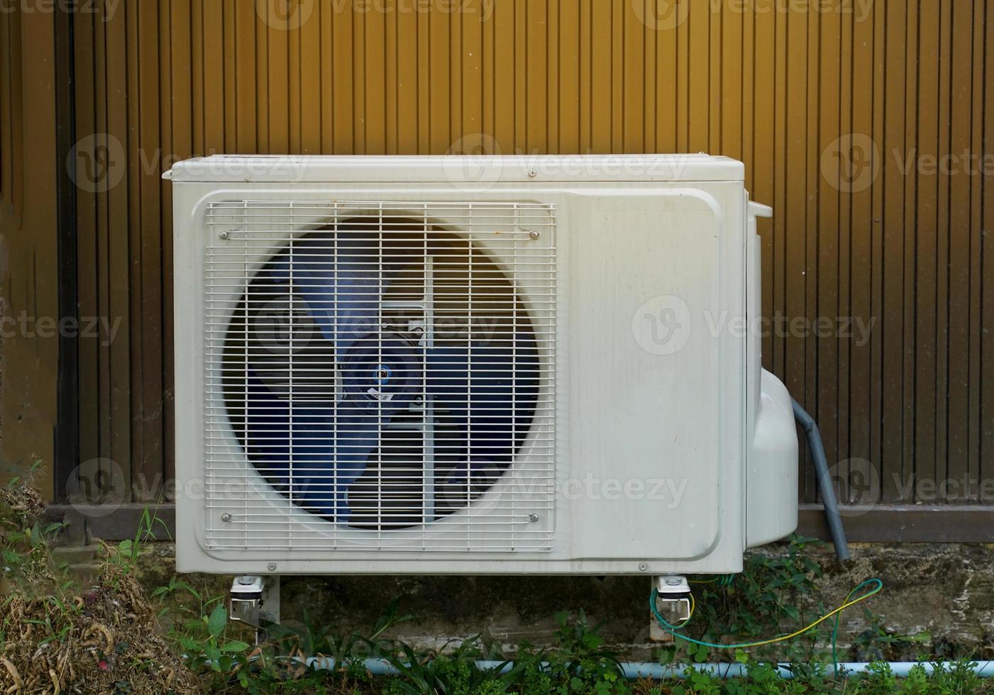 huis lucht conditioner spoel of condensor met motor geïnstalleerd buiten de gebouw uitvoeren koeling functie. Daar zijn twee types van koeling mediums zijn lucht gekoeld en water gekoeld. foto