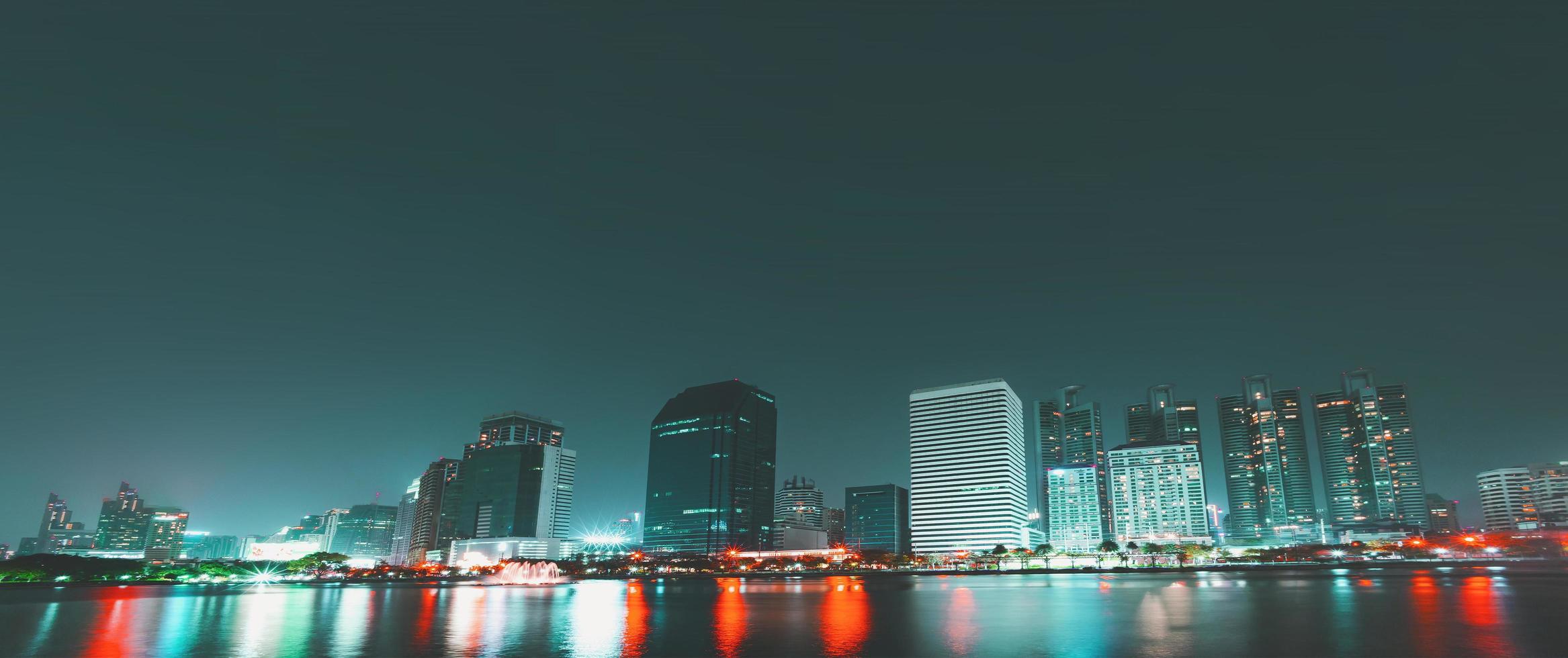 nacht visie van wolkenkrabbers met rivier- in bedrijf wijk van de hoofdstad stad in Bangkok, Thailand. met kopiëren ruimte en tekst ontwerp voor bedrijf foto