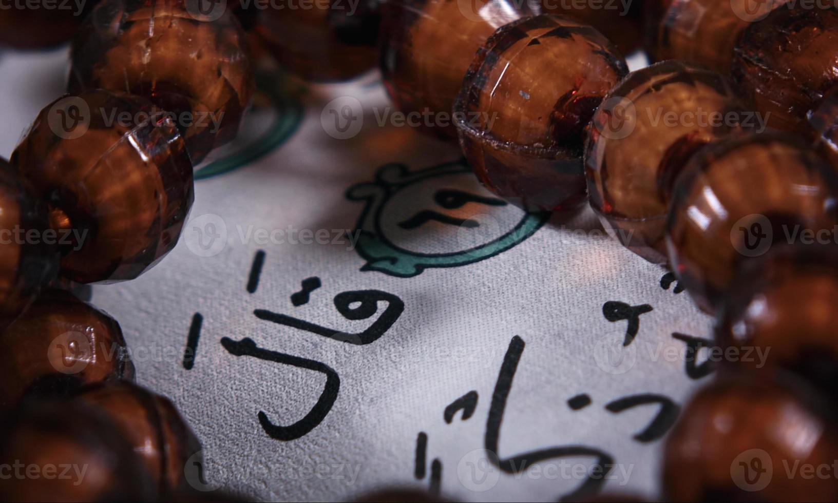 koran de heilig boek van moslim religie en bidden tellen kraal foto