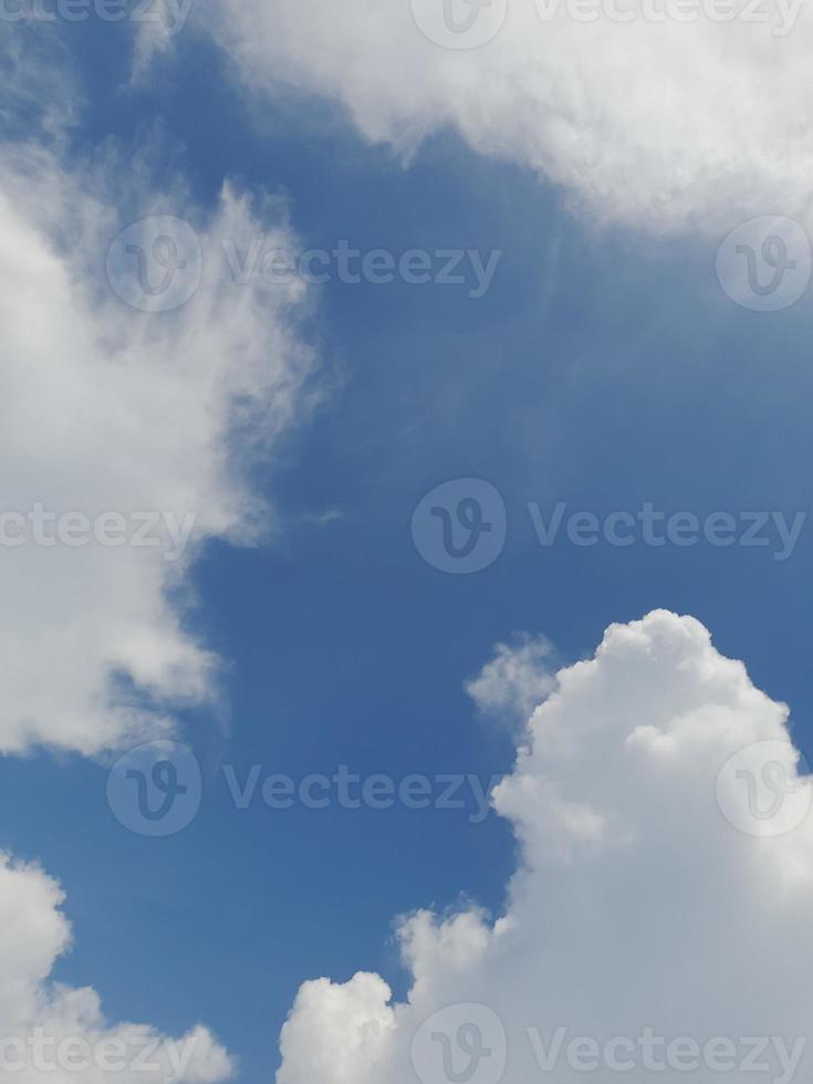 mooi wit wolken Aan diep blauw lucht achtergrond. groot helder zacht pluizig wolken zijn Hoes de geheel blauw lucht. foto