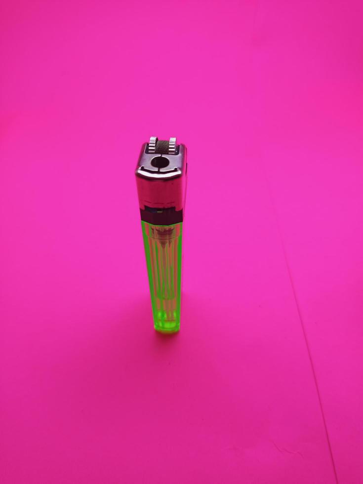 gas- aansteker met roze achtergrond geïsoleerd afbeelding foto