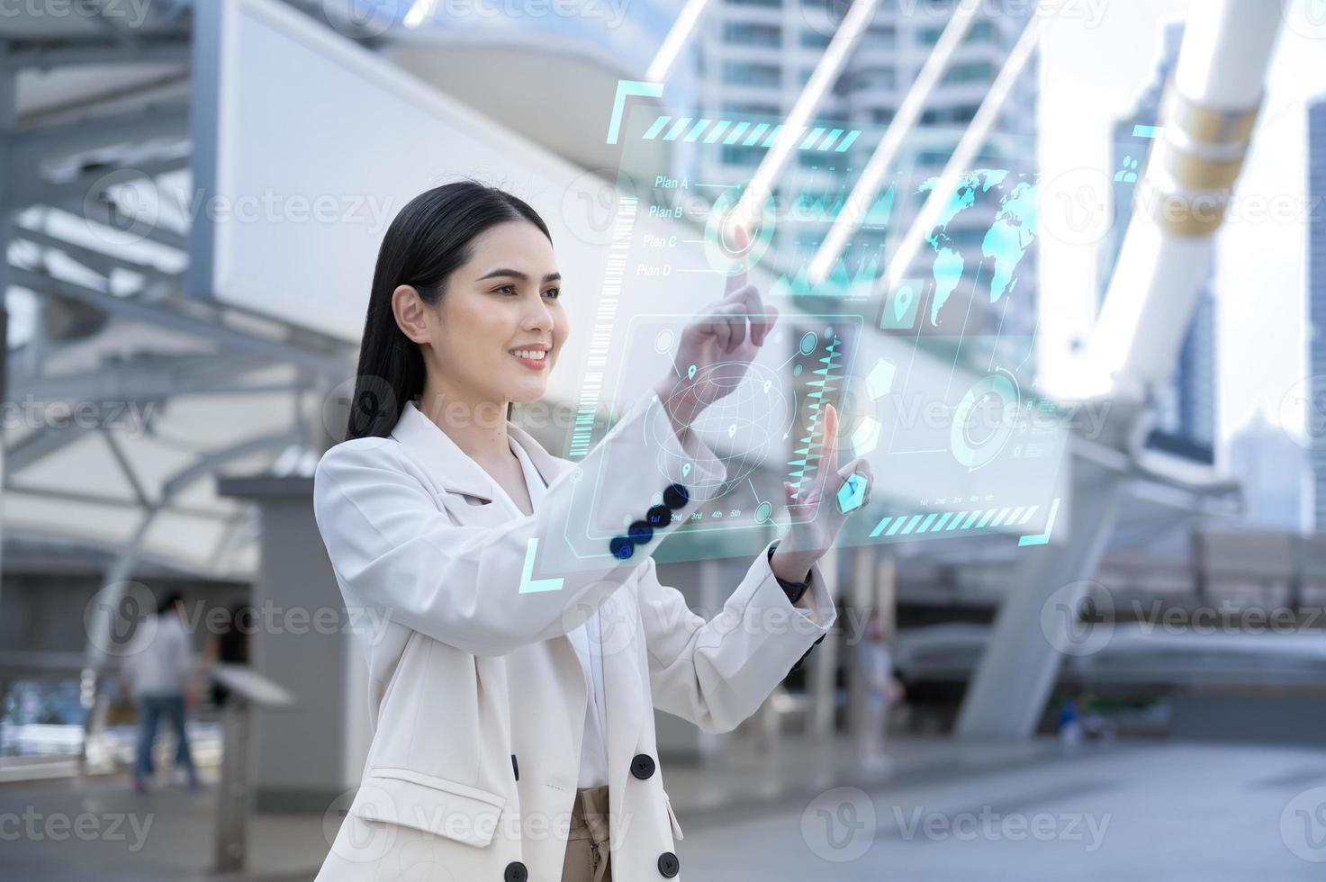 bedrijf vrouw aanraken digitaal scherm met vinger toekomst technologie concept foto