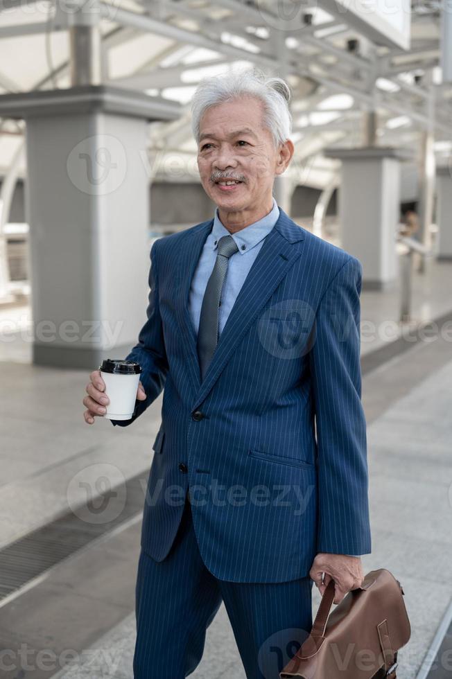 portret van Aziatisch senior volwassen midden- oud zakenman in modern stad foto