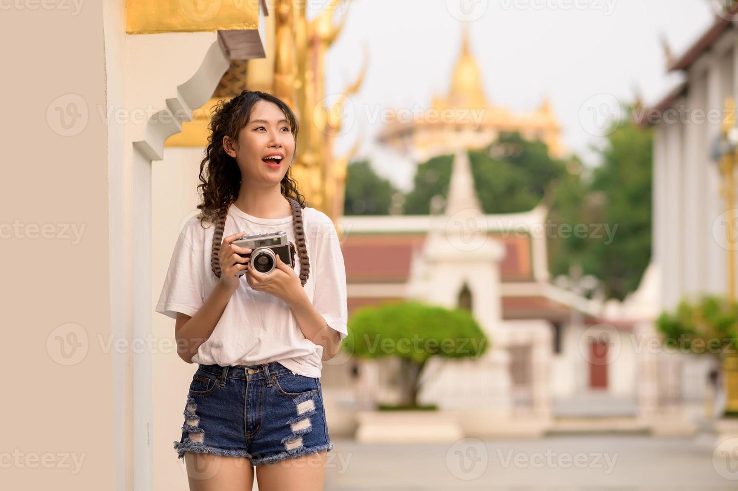 mooi jong Aziatisch toerist vrouw Aan vakantie bezienswaardigheden bekijken en verkennen Bangkok stad, Thailand, vakantie en op reis concept foto