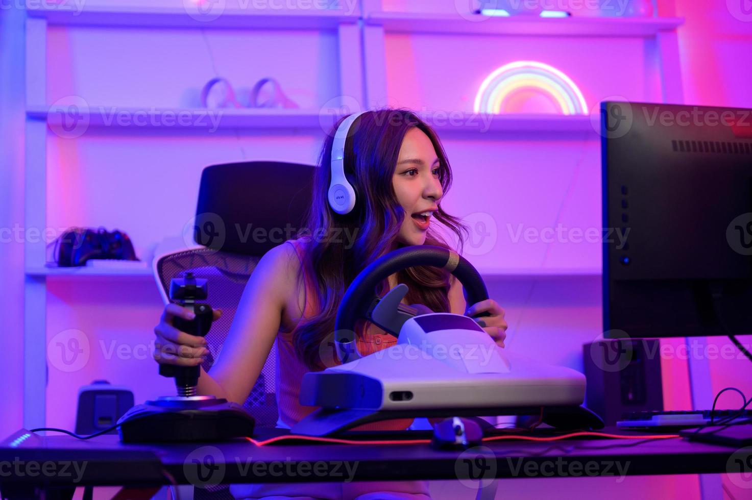 jong Aziatisch mooi vrouw pro gamer hebben leven streaming spelen video spel, racing spel Bij huis foto