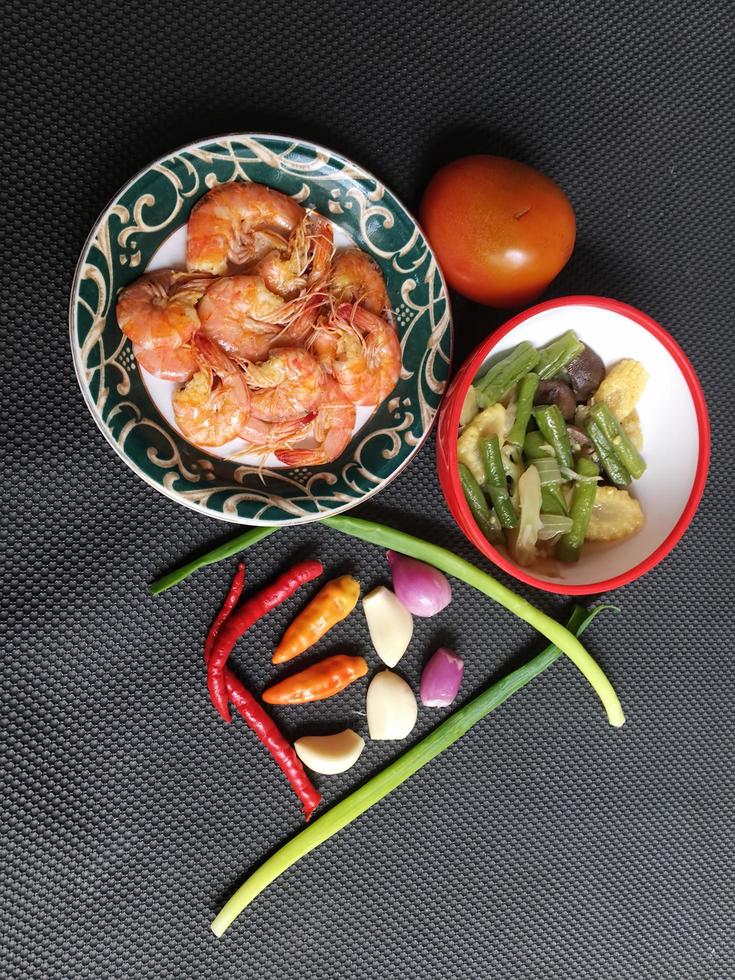 salade met maïs en garnalen in schaal, top visie, kopiëren ruimte foto