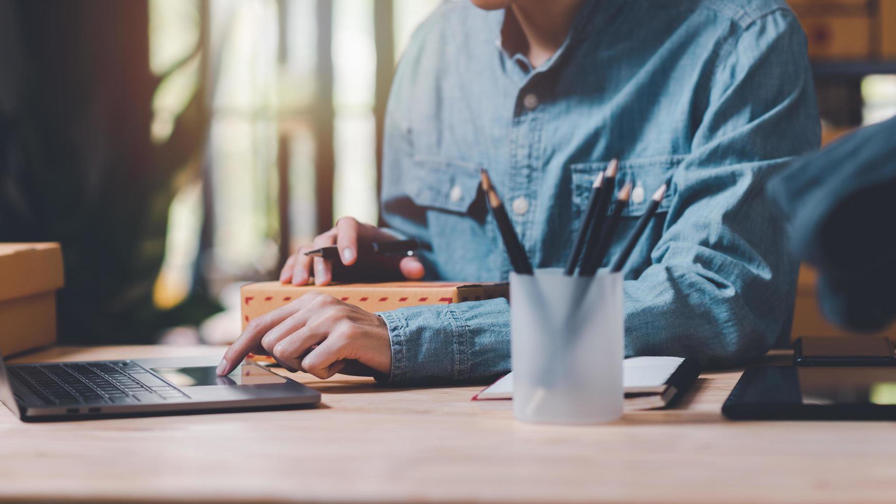 opstarten of klein bedrijf ondernemer, maken een Notitie van de levering adres van de klantenorder beheer in online winkels, boodschappen doen Aan de internetten, verkopen online Aan de internet,mkb,e-commerce foto