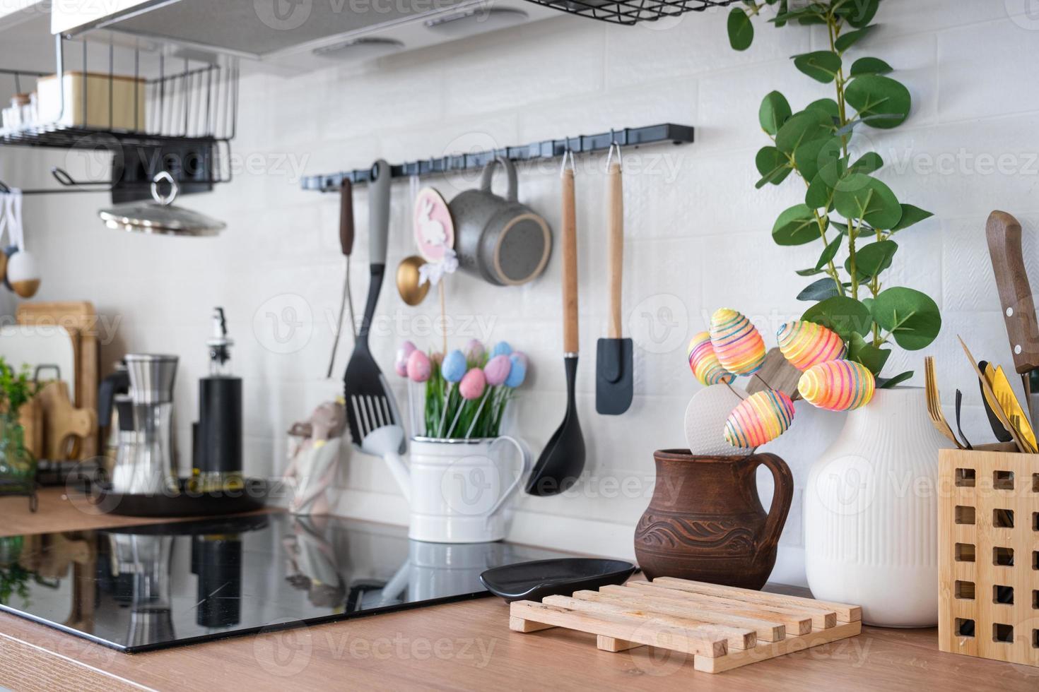 interieur van keuken en details van decor van gereedschap met Pasen decoratie van kleurrijk eieren in een zolder stijl. feestelijk interieur van een land huis foto