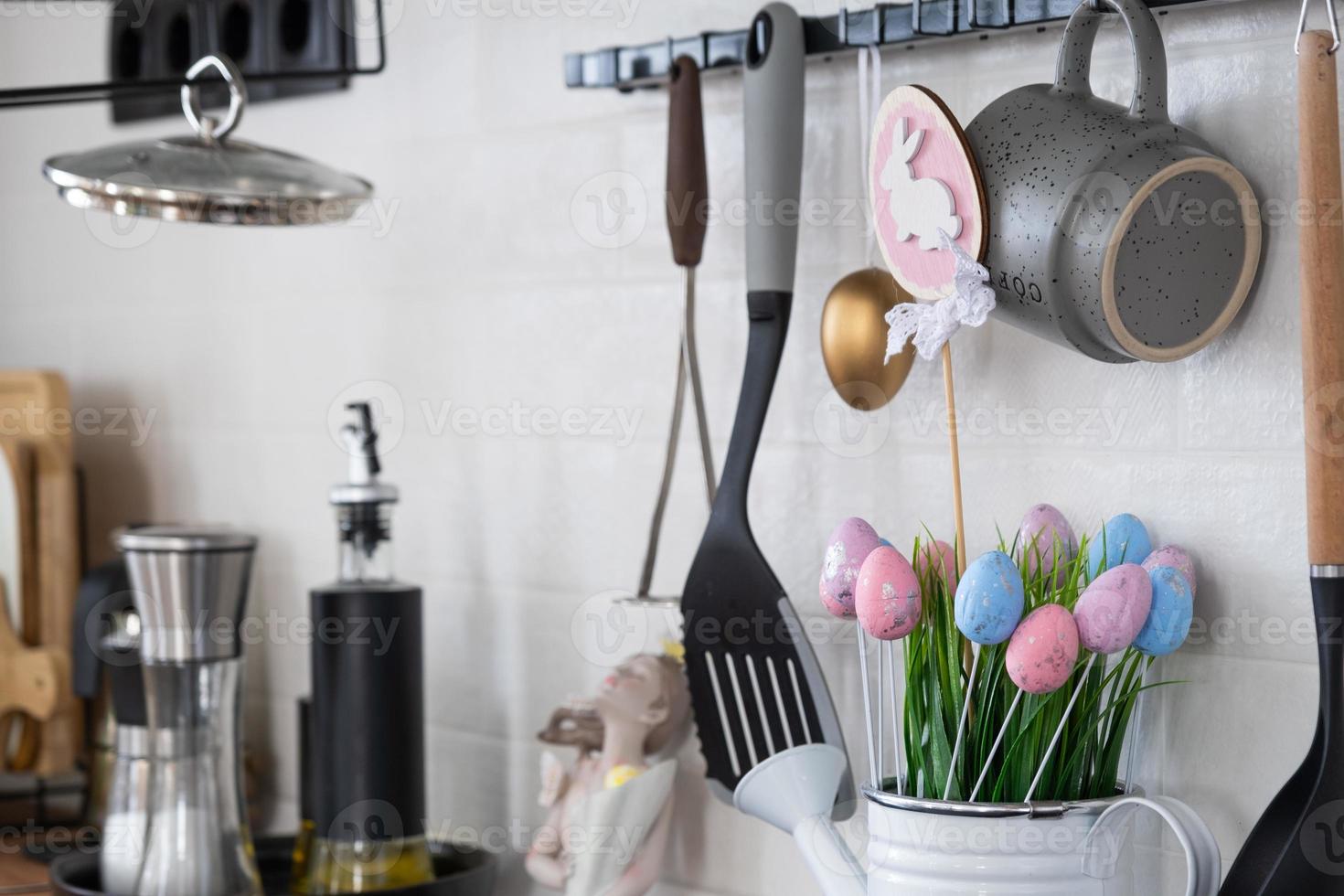 interieur van keuken en details van decor van gereedschap met Pasen decoratie van kleurrijk eieren in een zolder stijl. feestelijk interieur van een land huis foto