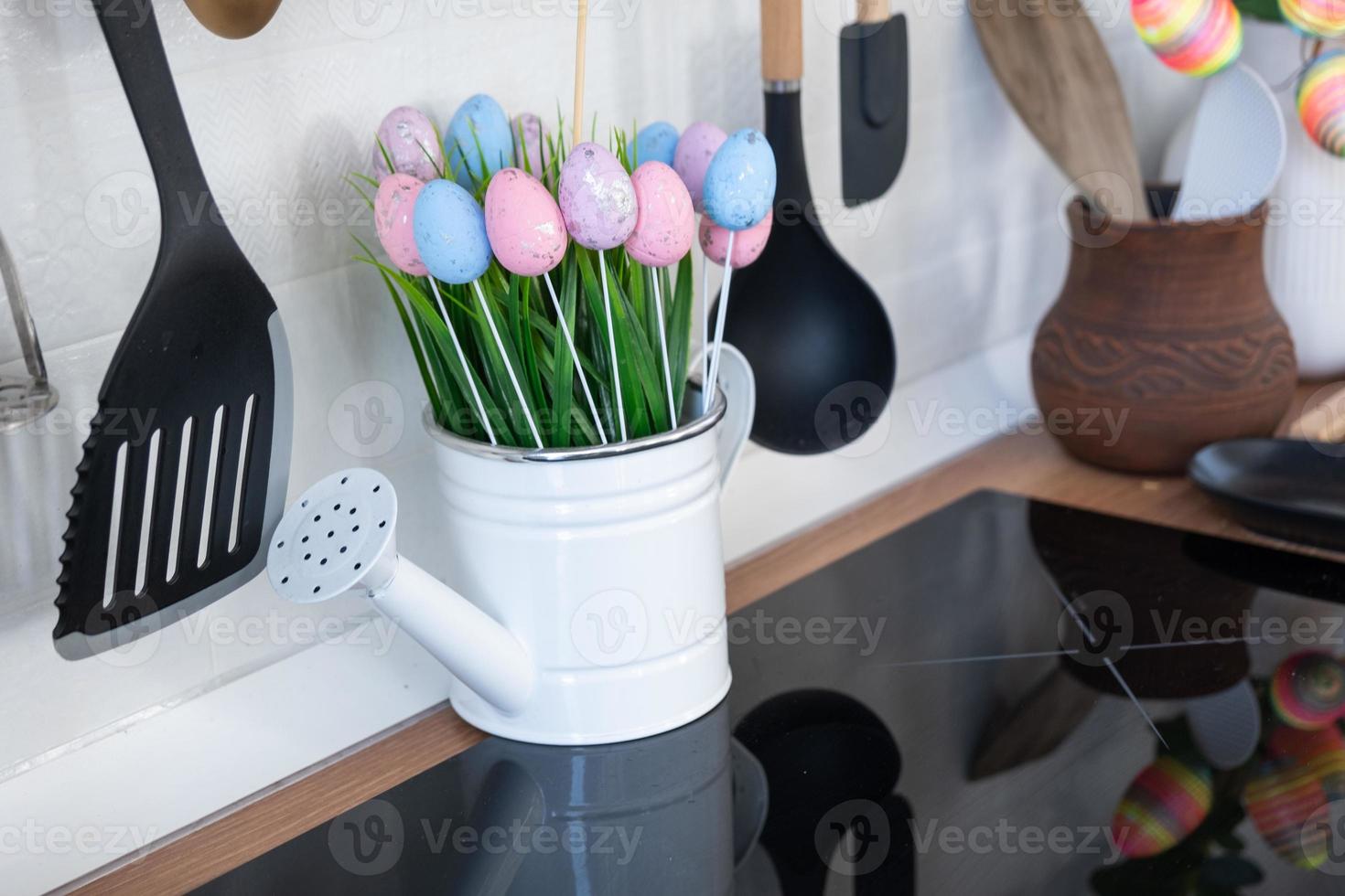 interieur van keuken en details van decor van gereedschap met Pasen decoratie van kleurrijk eieren in een zolder stijl. feestelijk interieur van een land huis foto