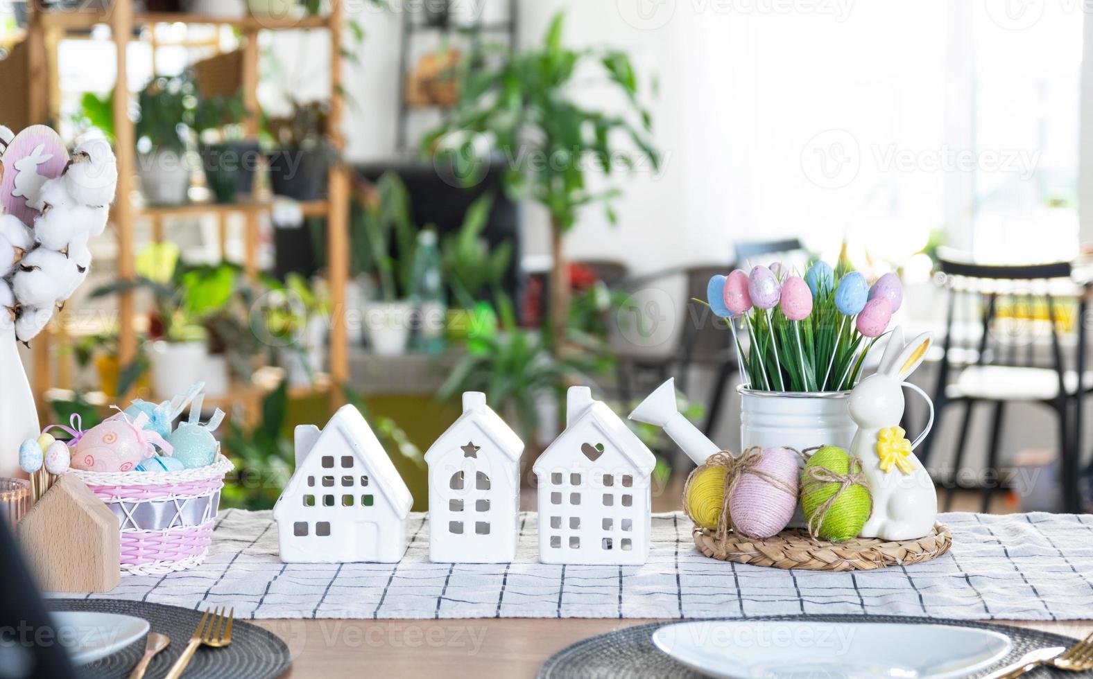 sleutel naar huis van knus huis met Pasen decor met konijn en eieren Aan tafel van keuken. gebouw, ontwerp, projecteren, in beweging naar nieuw huis, hypotheek, verzekering, huur en aankoop echt landgoed foto