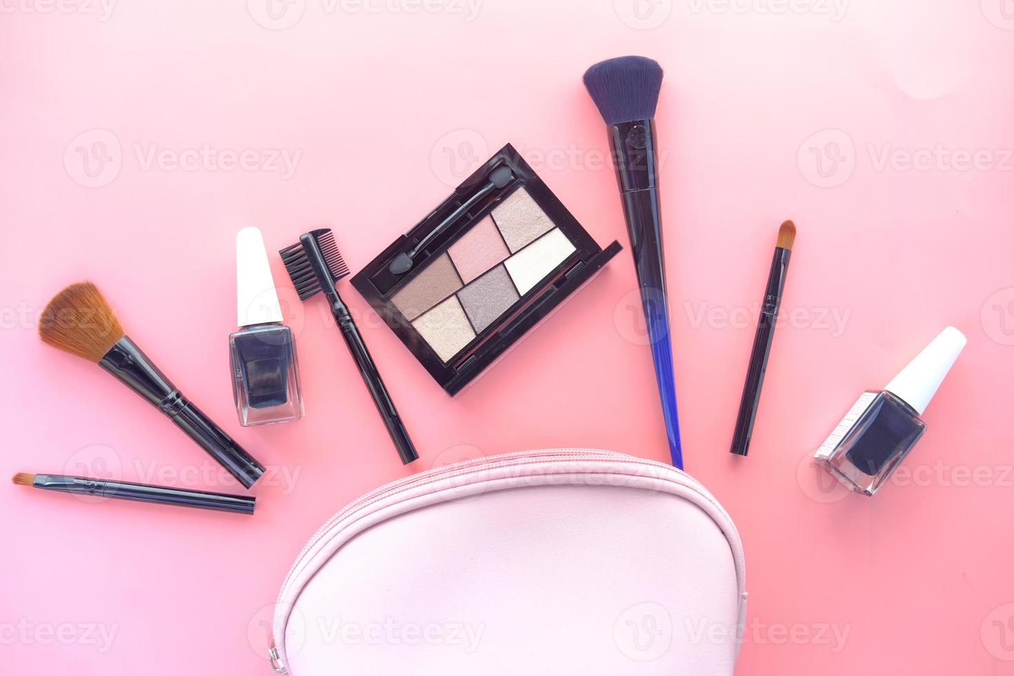 cosmetische benodigdheden op roze achtergrond foto
